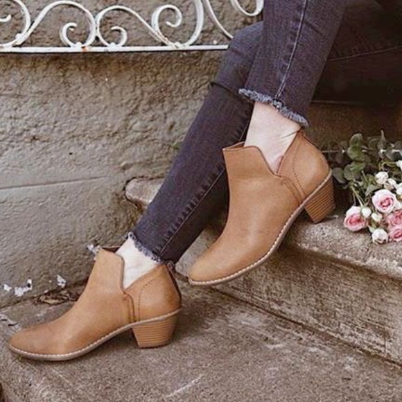 NIB Tan V Split Cut Out Detail Ankle Booties - Picture 1 of 4